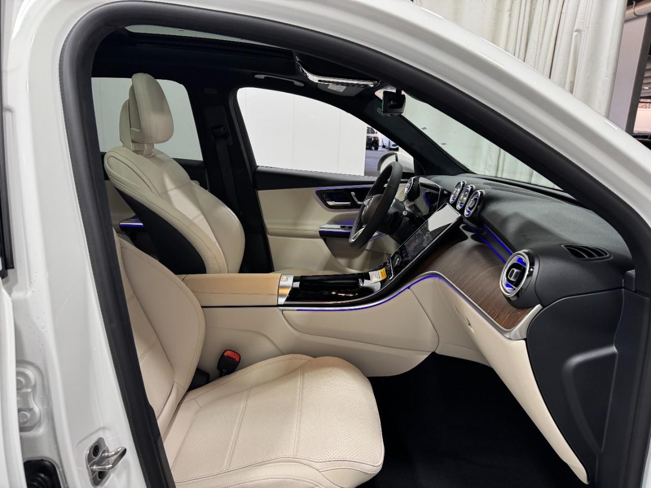 Mercedes-Benz GLC Vehicle Full-screen Gallery Image 16