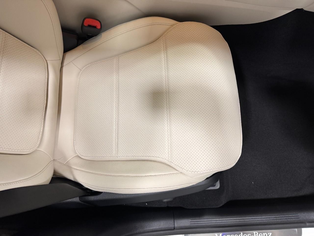 Mercedes-Benz GLC Vehicle Full-screen Gallery Image 17