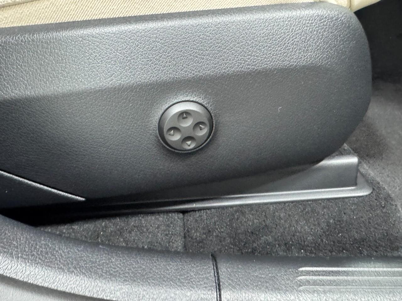 Mercedes-Benz GLC Vehicle Full-screen Gallery Image 18