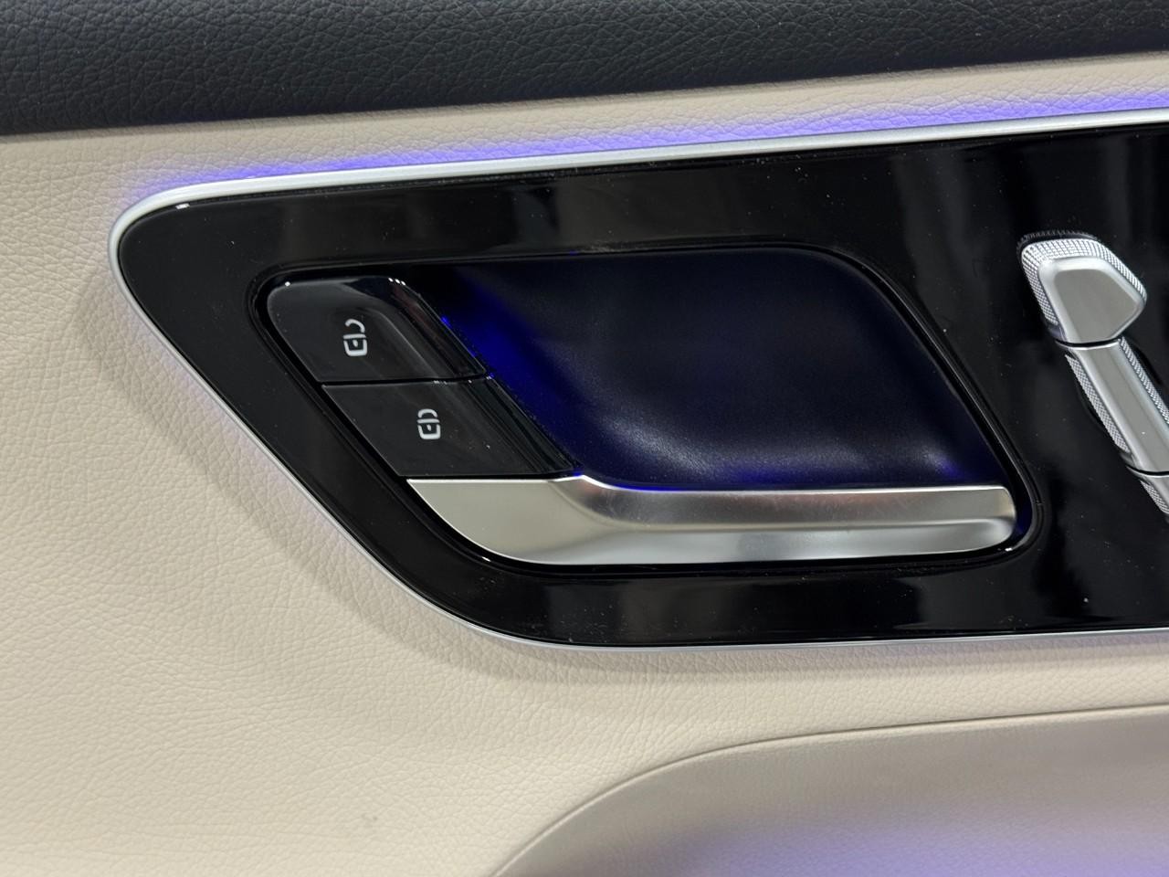 Mercedes-Benz GLC Vehicle Full-screen Gallery Image 23