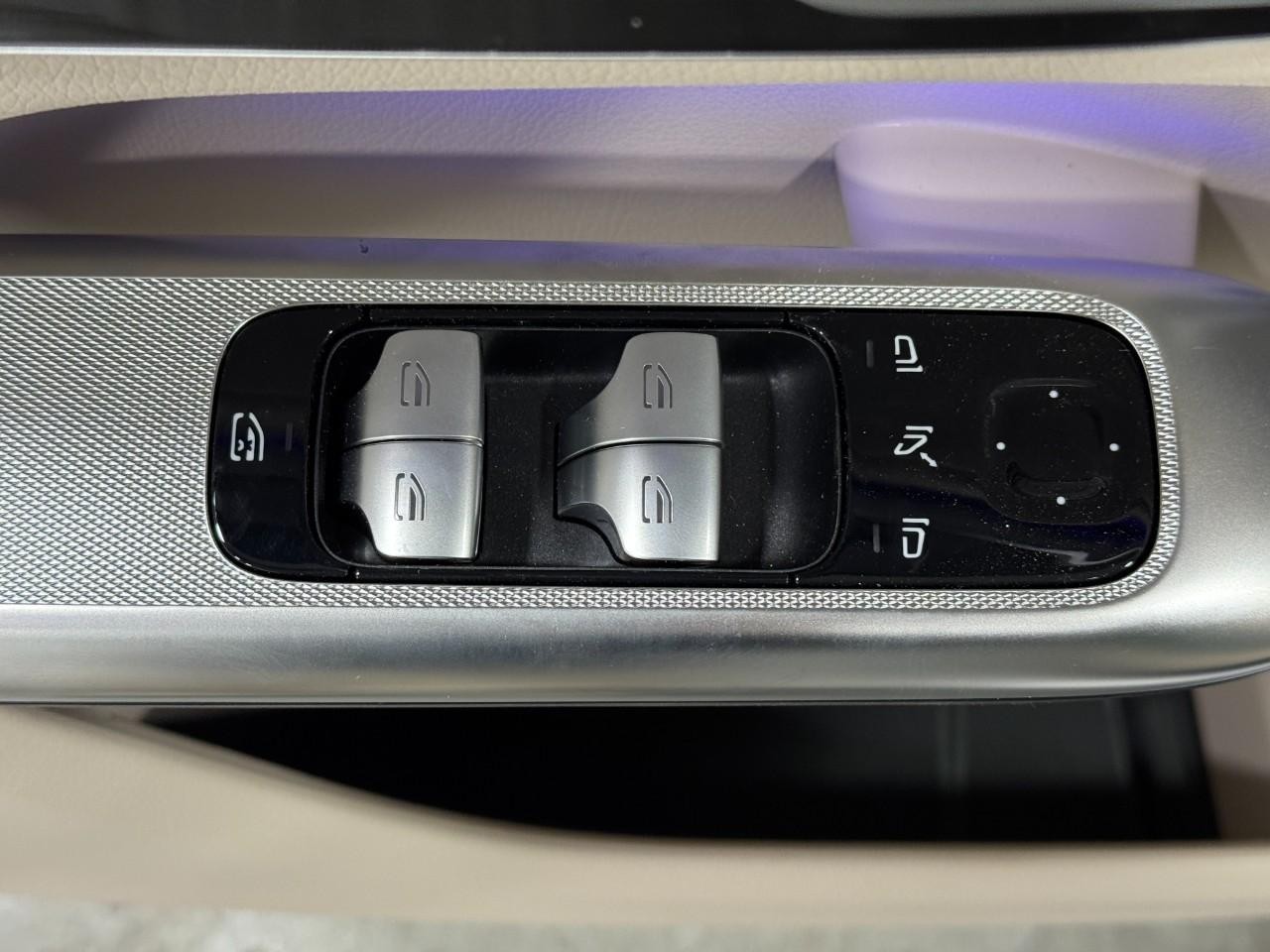 Mercedes-Benz GLC Vehicle Full-screen Gallery Image 24