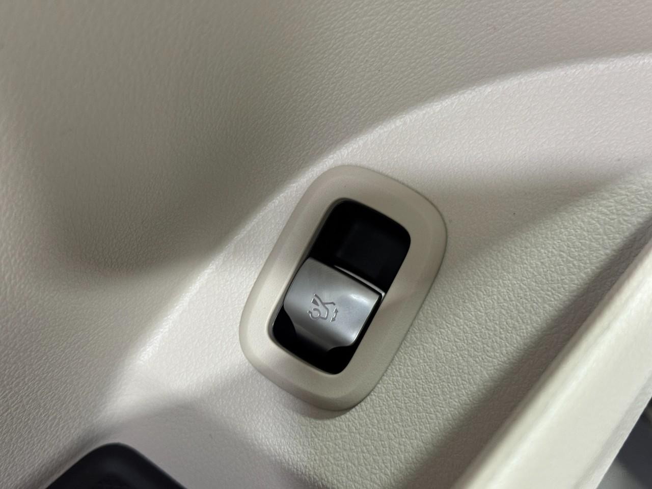 Mercedes-Benz GLC Vehicle Full-screen Gallery Image 26