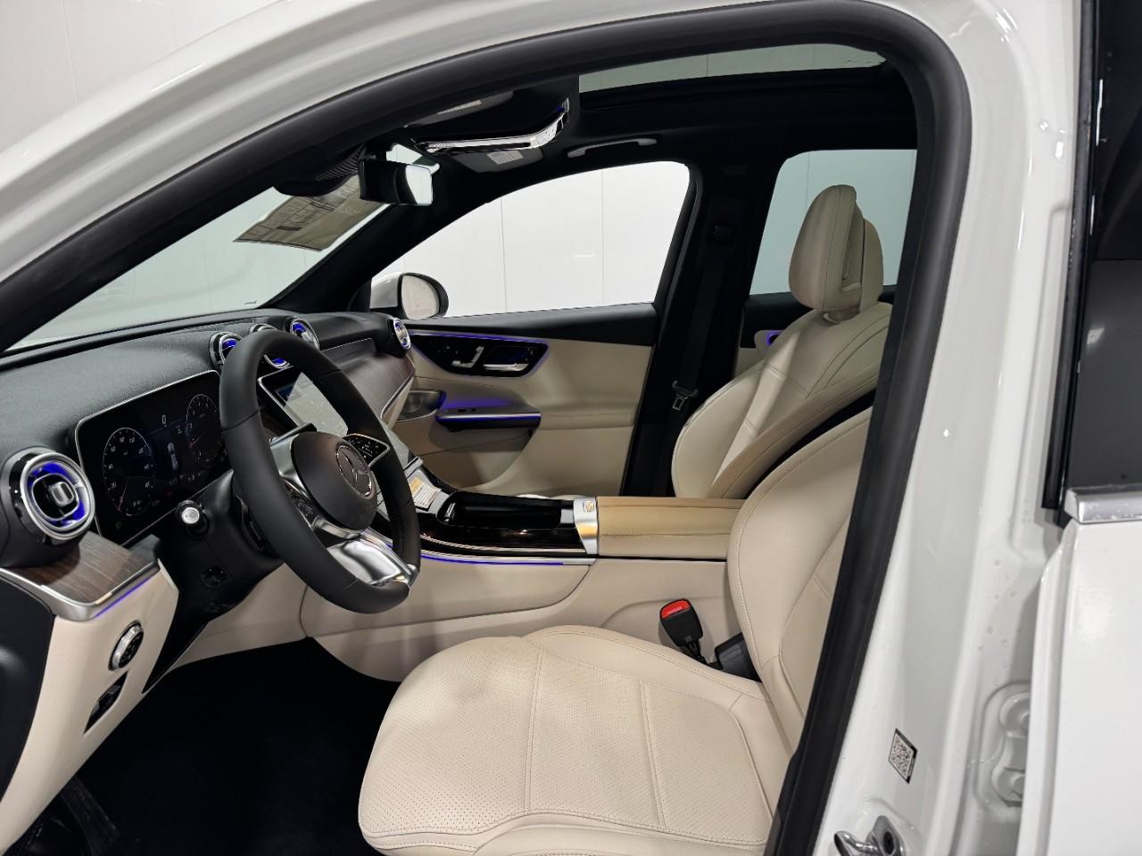 Mercedes-Benz GLC Vehicle Full-screen Gallery Image 27