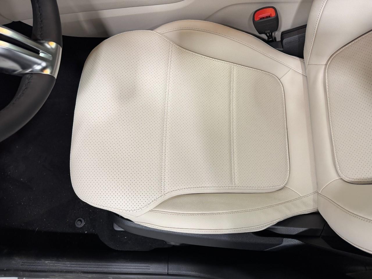 Mercedes-Benz GLC Vehicle Full-screen Gallery Image 28