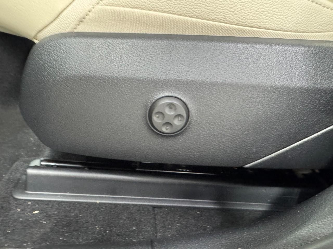 Mercedes-Benz GLC Vehicle Full-screen Gallery Image 29