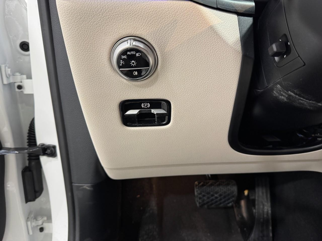 Mercedes-Benz GLC Vehicle Full-screen Gallery Image 30