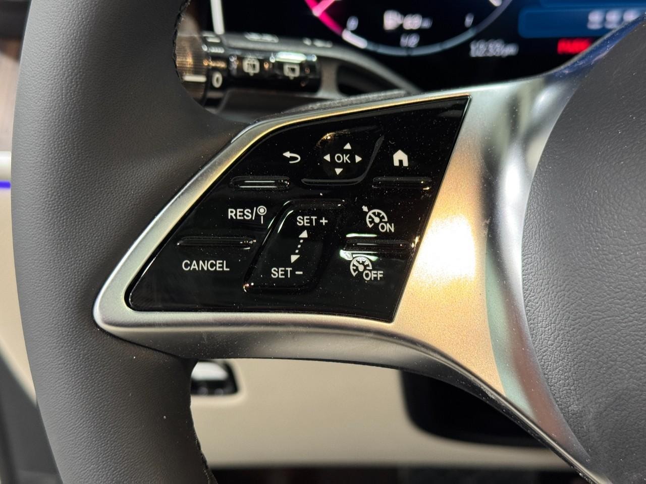 Mercedes-Benz GLC Vehicle Full-screen Gallery Image 31