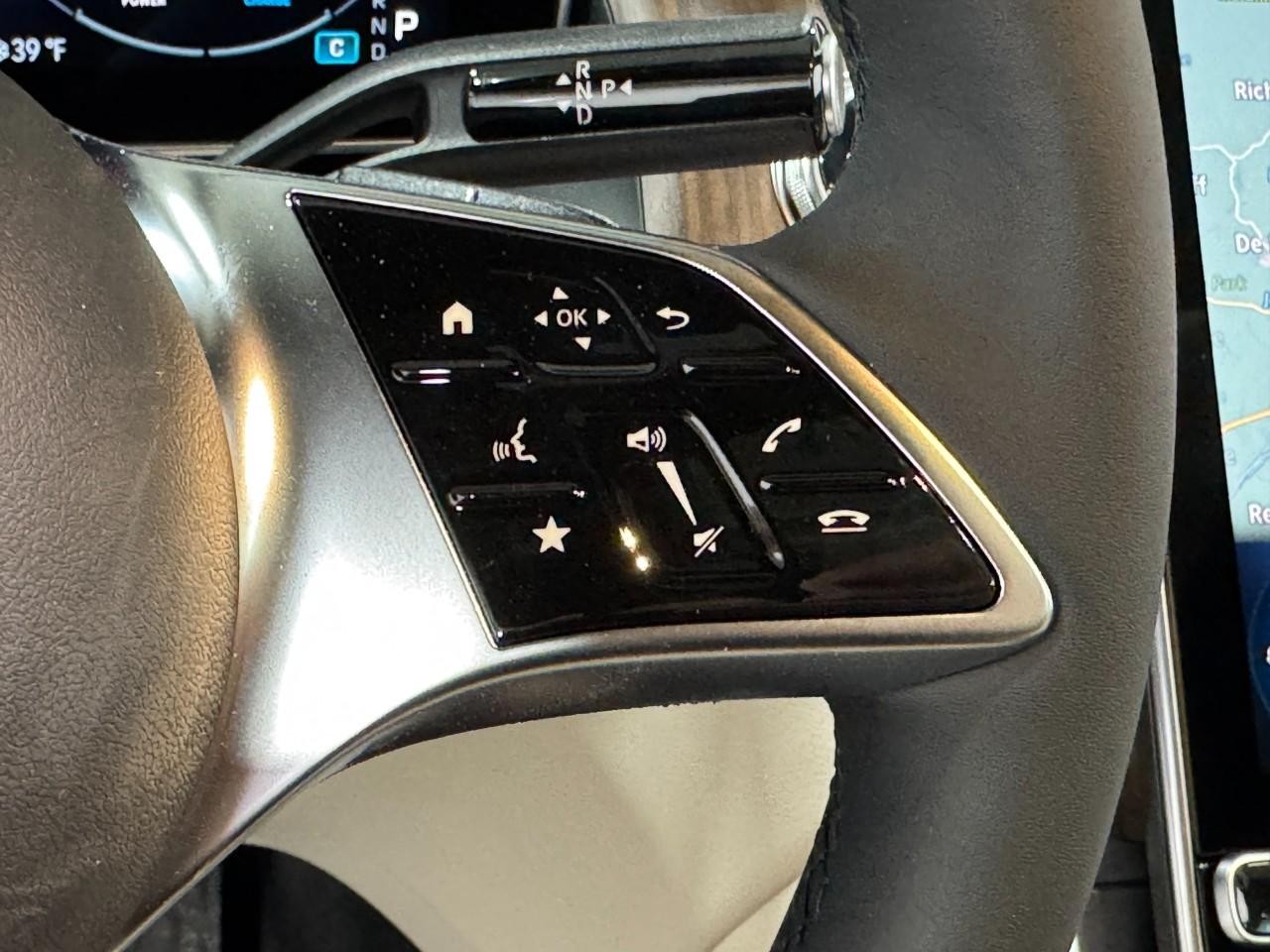 Mercedes-Benz GLC Vehicle Full-screen Gallery Image 32