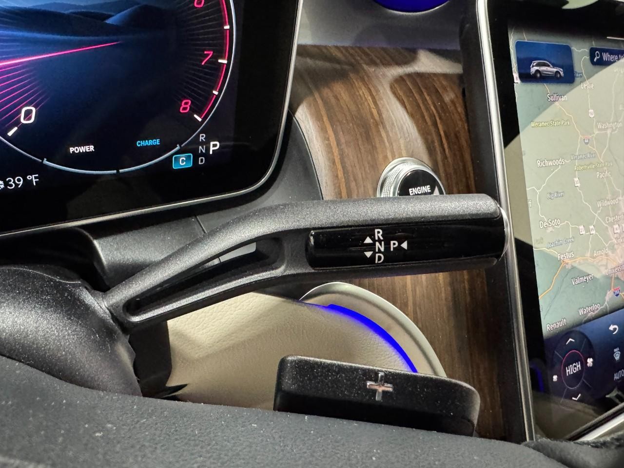 Mercedes-Benz GLC Vehicle Full-screen Gallery Image 34