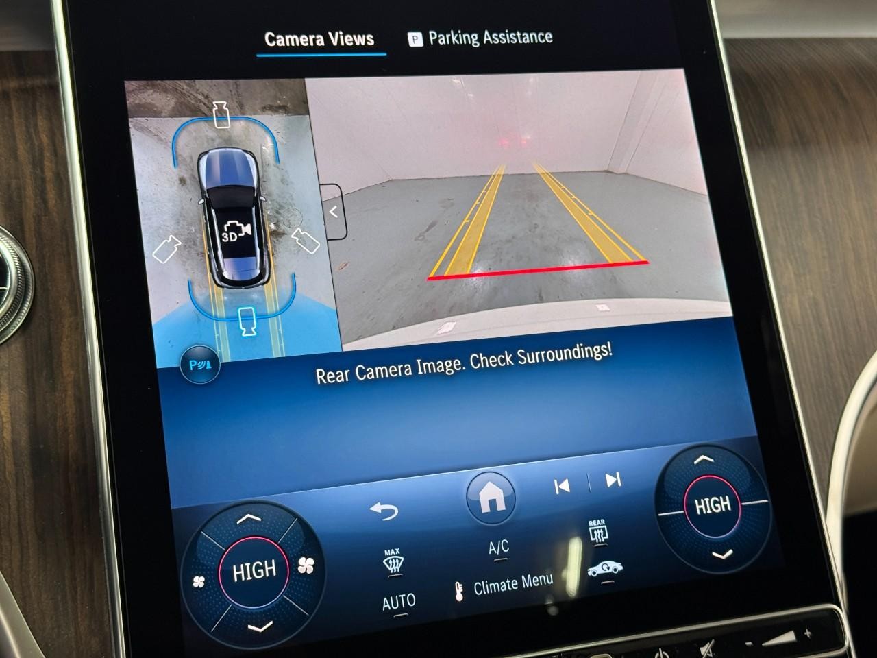 Mercedes-Benz GLC Vehicle Full-screen Gallery Image 35