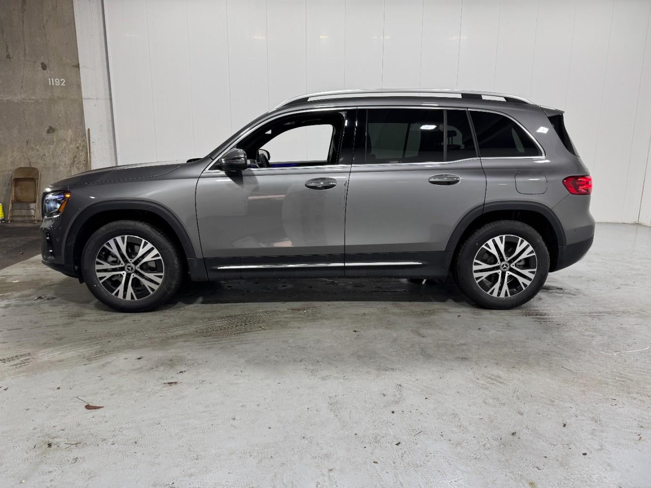 Mercedes-Benz GLB Vehicle Full-screen Gallery Image 2