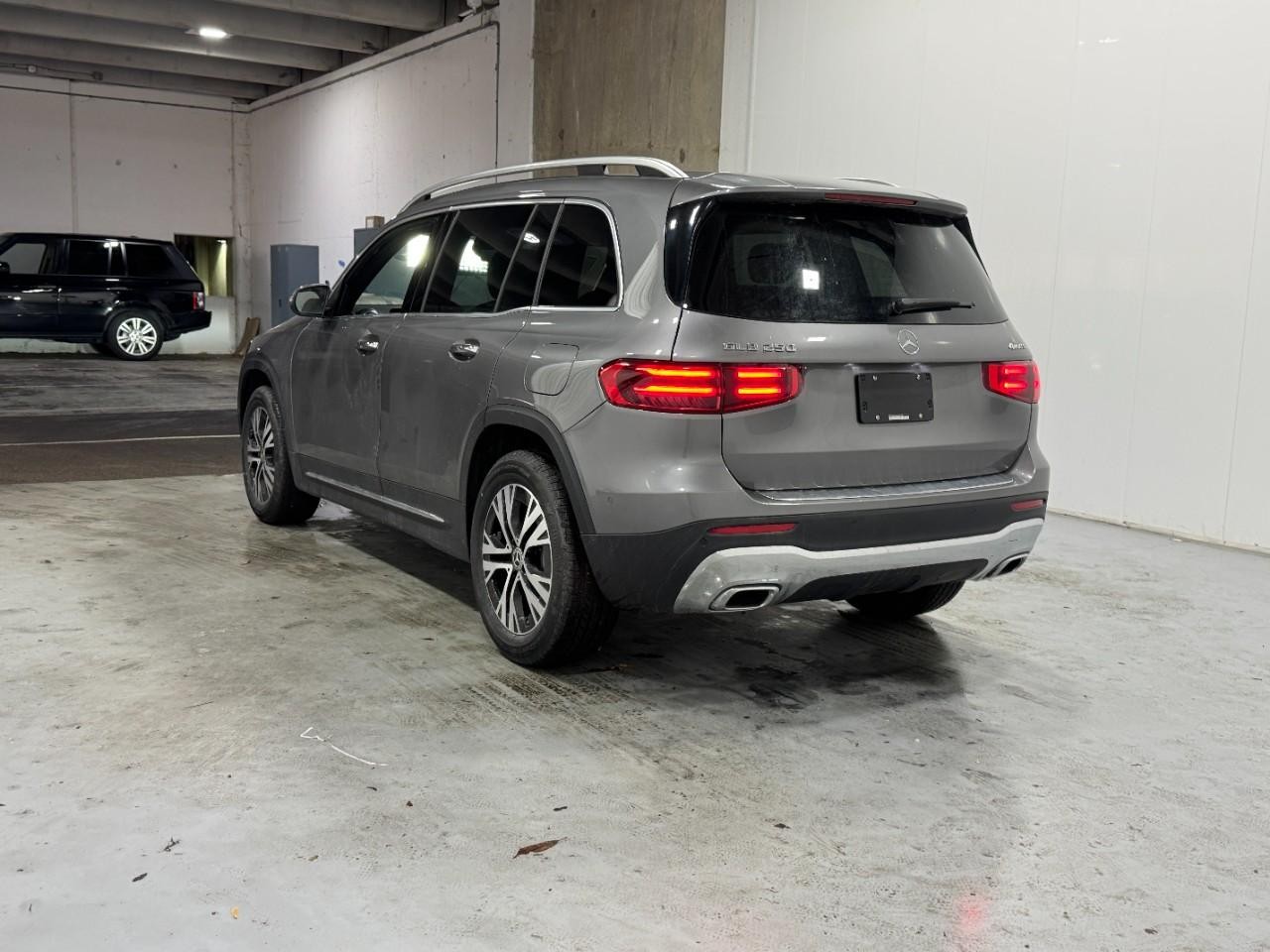 Mercedes-Benz GLB Vehicle Full-screen Gallery Image 3