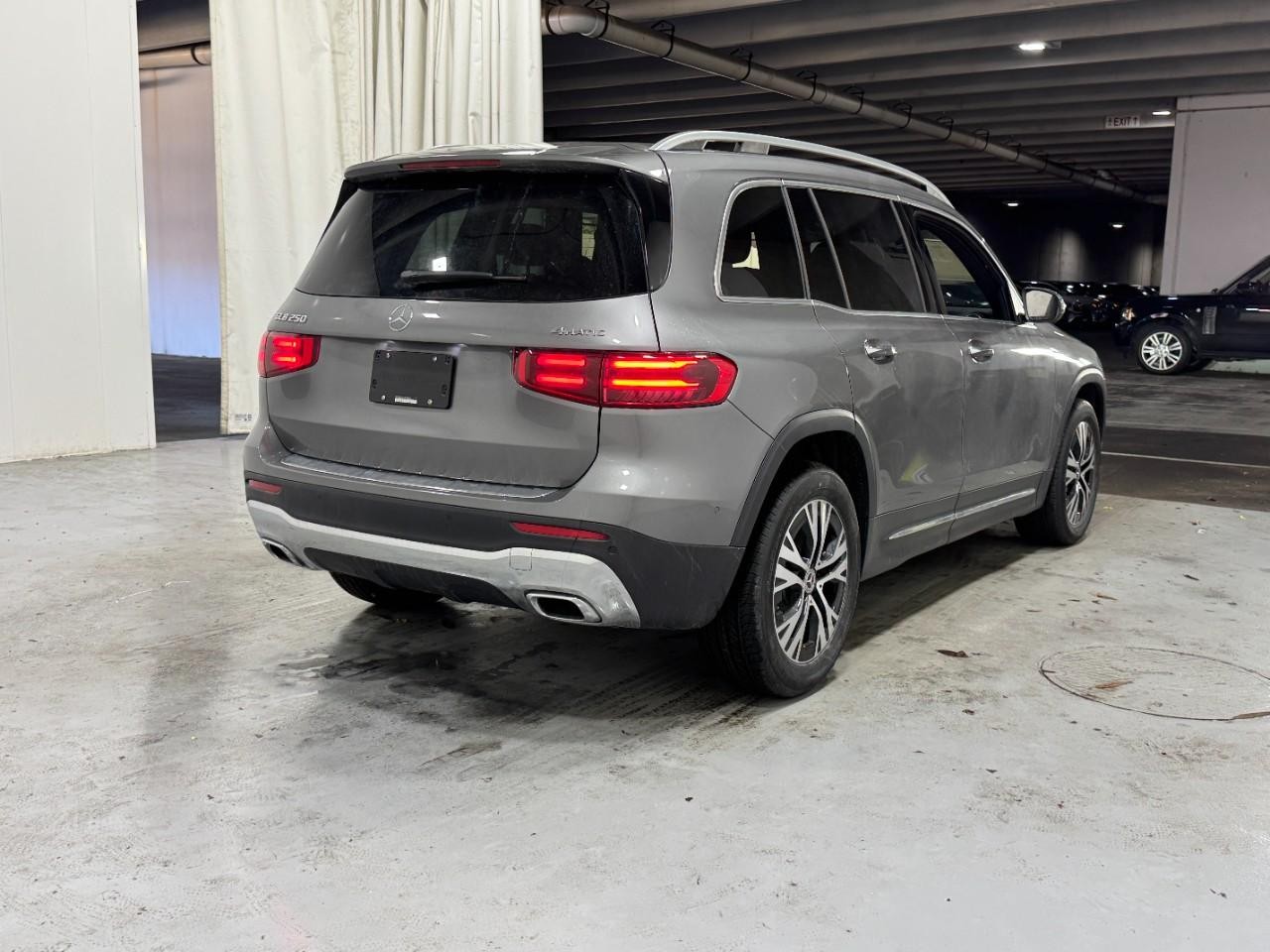 Mercedes-Benz GLB Vehicle Full-screen Gallery Image 4