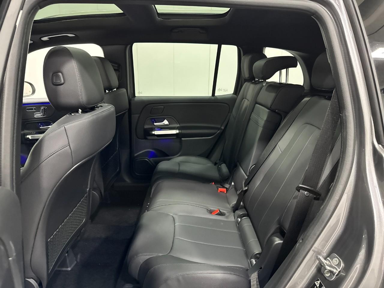 Mercedes-Benz GLB Vehicle Full-screen Gallery Image 8