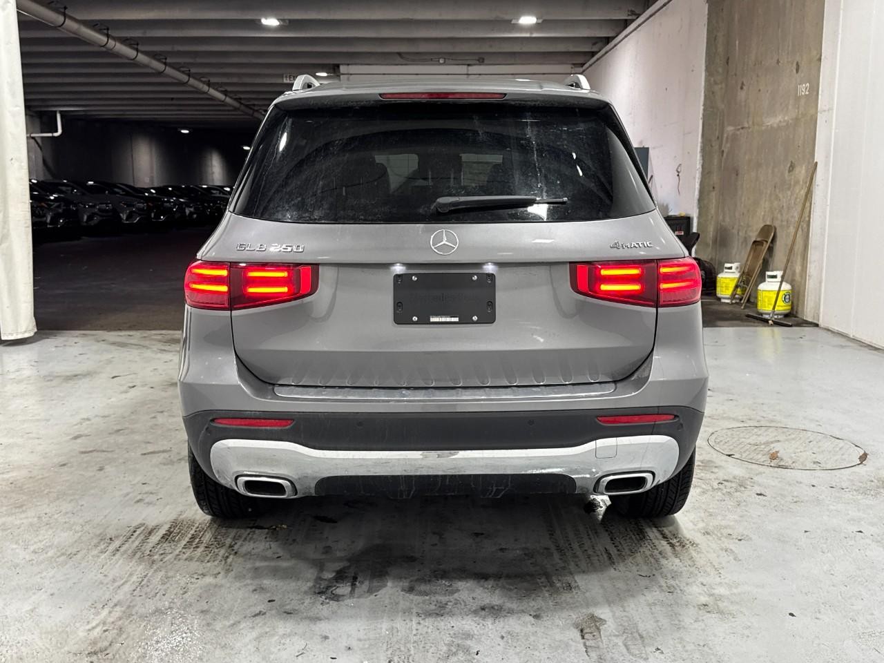 Mercedes-Benz GLB Vehicle Full-screen Gallery Image 9