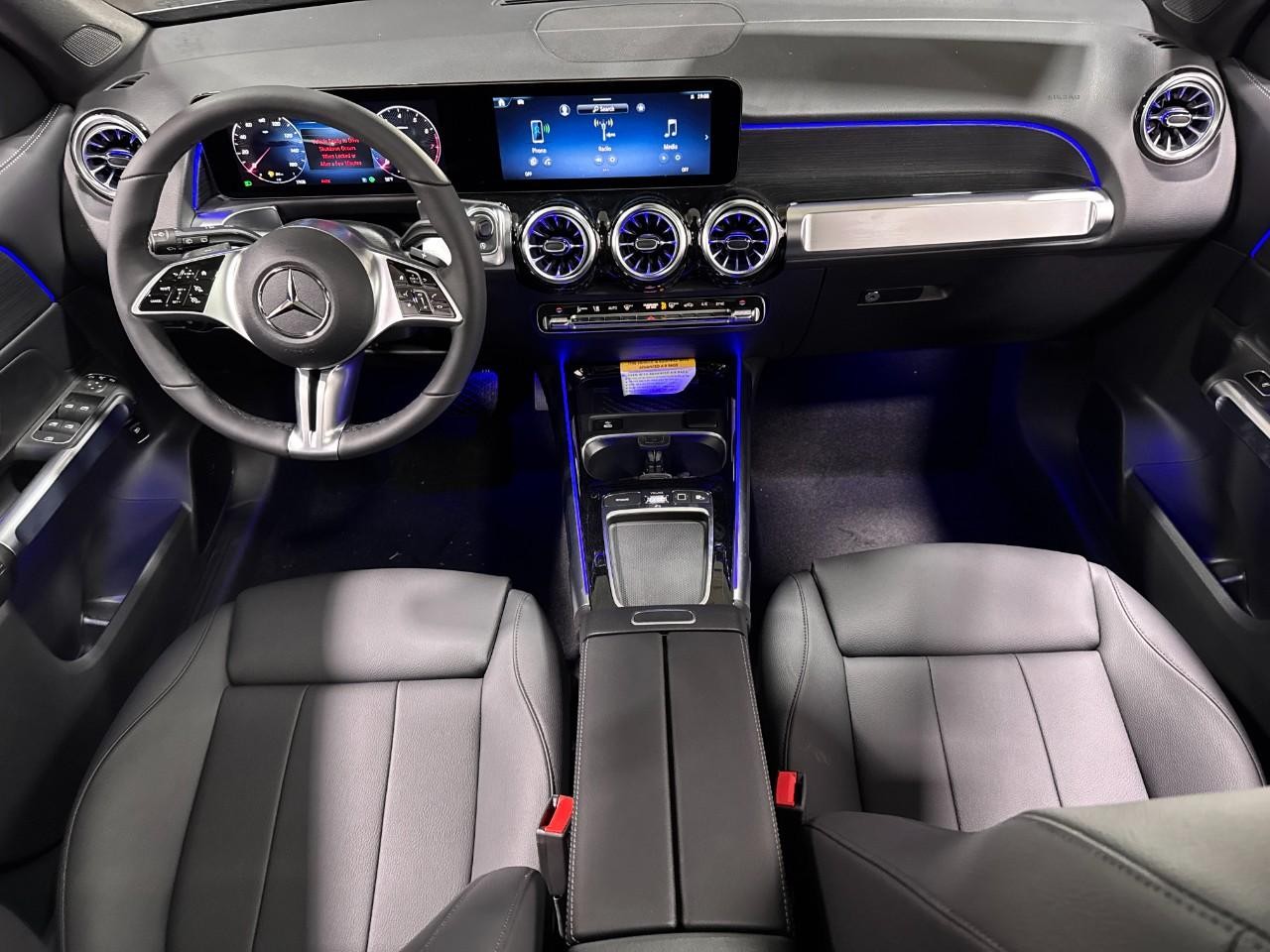 Mercedes-Benz GLB Vehicle Full-screen Gallery Image 12