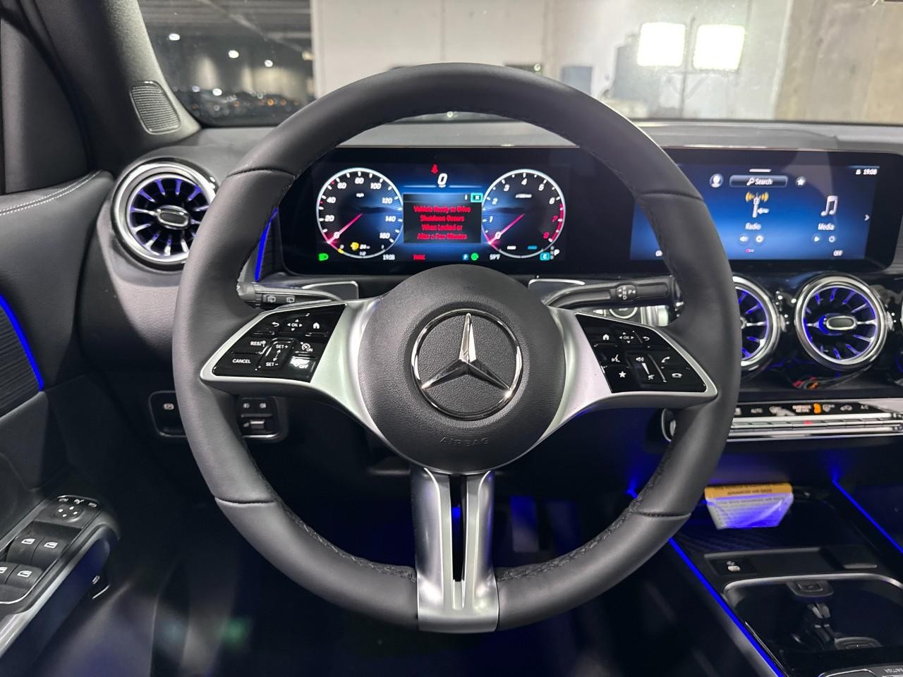 Mercedes-Benz GLB Vehicle Full-screen Gallery Image 13