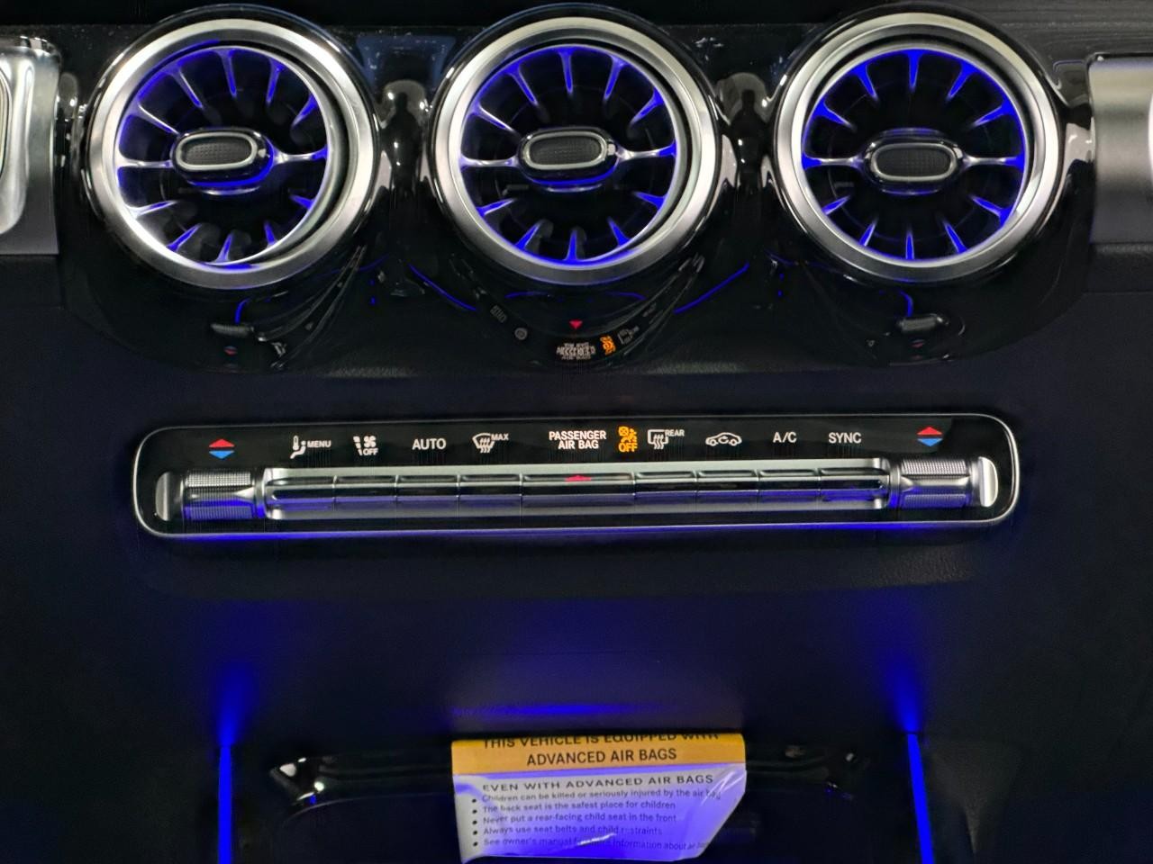 Mercedes-Benz GLB Vehicle Full-screen Gallery Image 15