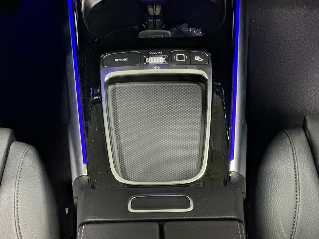 Mercedes-Benz GLB Vehicle Full-screen Gallery Image 16