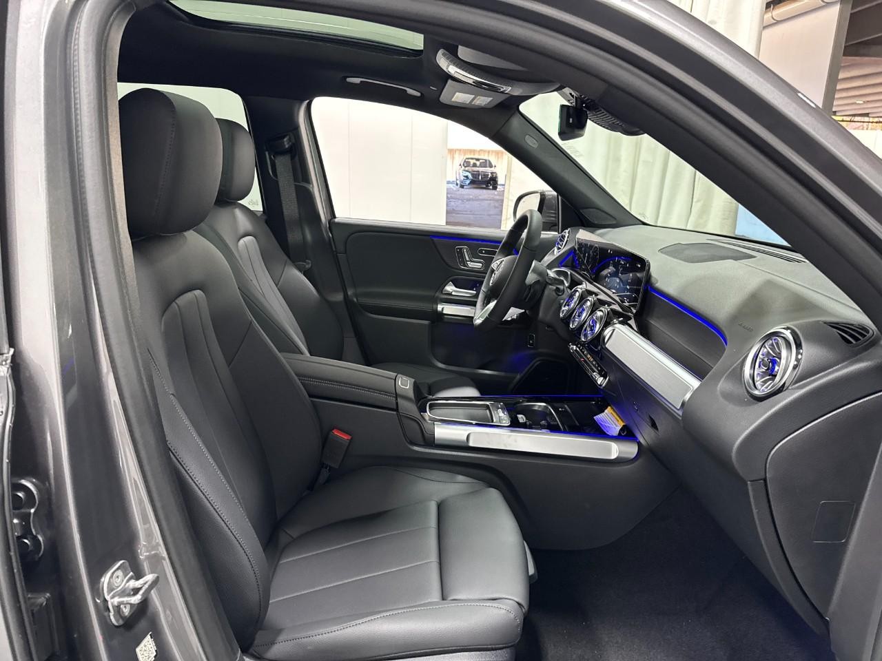 Mercedes-Benz GLB Vehicle Full-screen Gallery Image 18