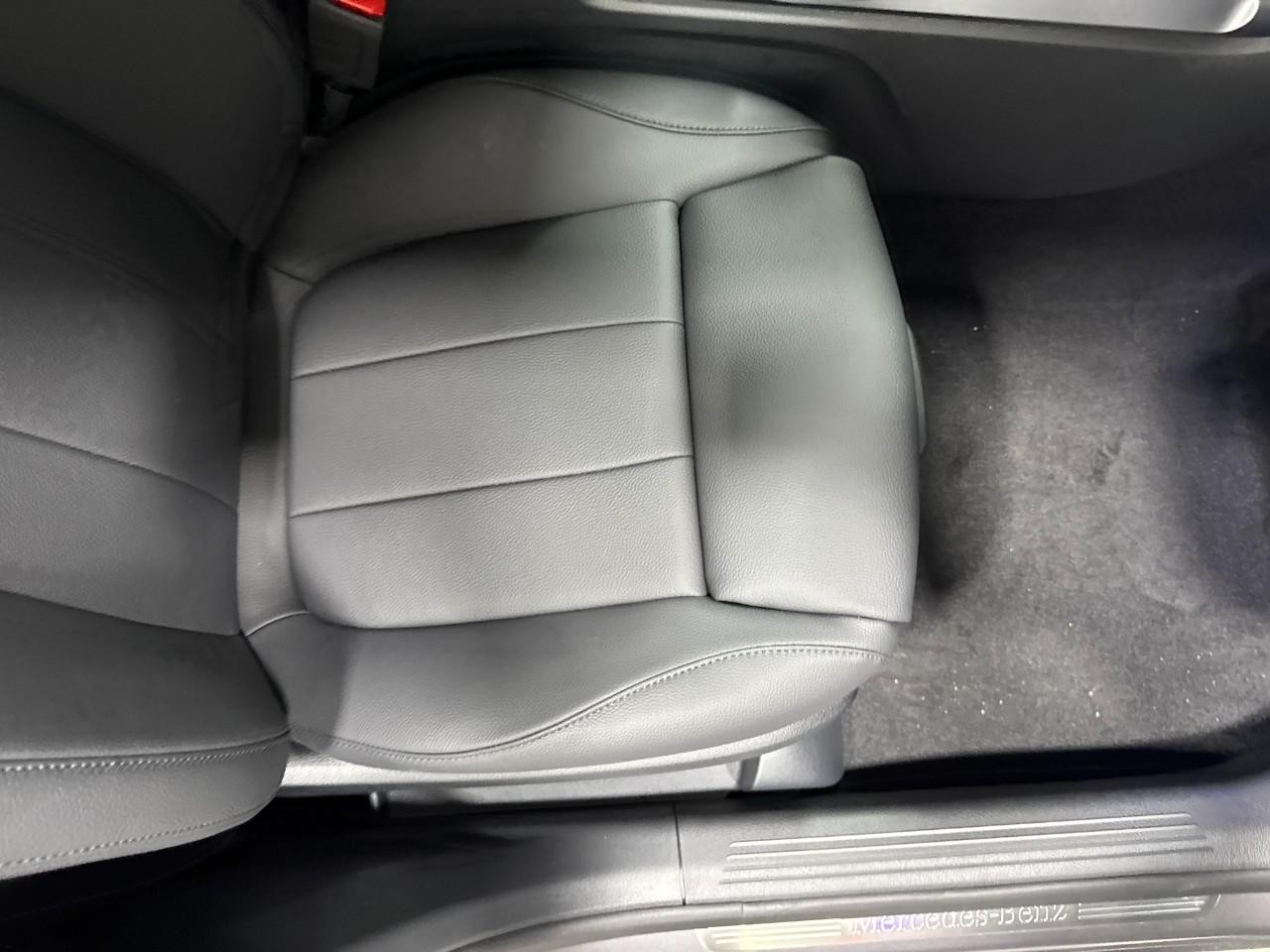 Mercedes-Benz GLB Vehicle Full-screen Gallery Image 19