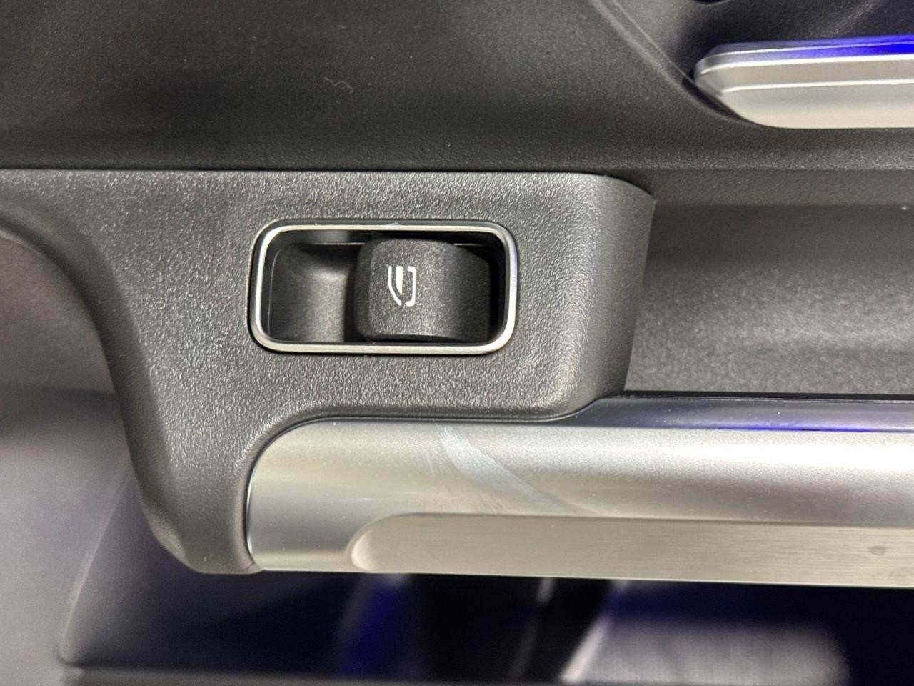 Mercedes-Benz GLB Vehicle Full-screen Gallery Image 23