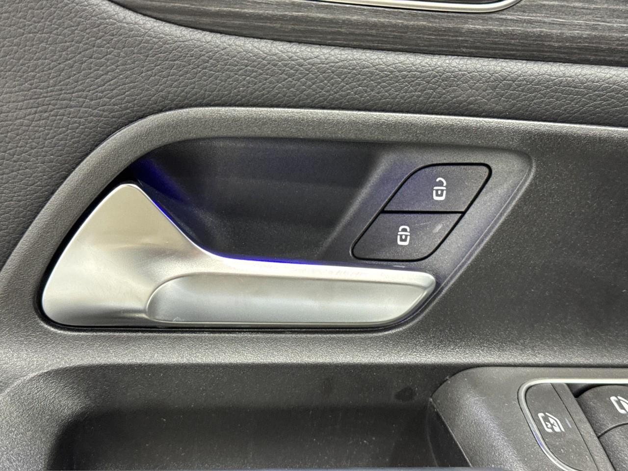 Mercedes-Benz GLB Vehicle Full-screen Gallery Image 25