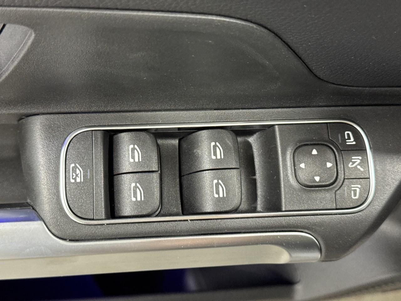 Mercedes-Benz GLB Vehicle Full-screen Gallery Image 26