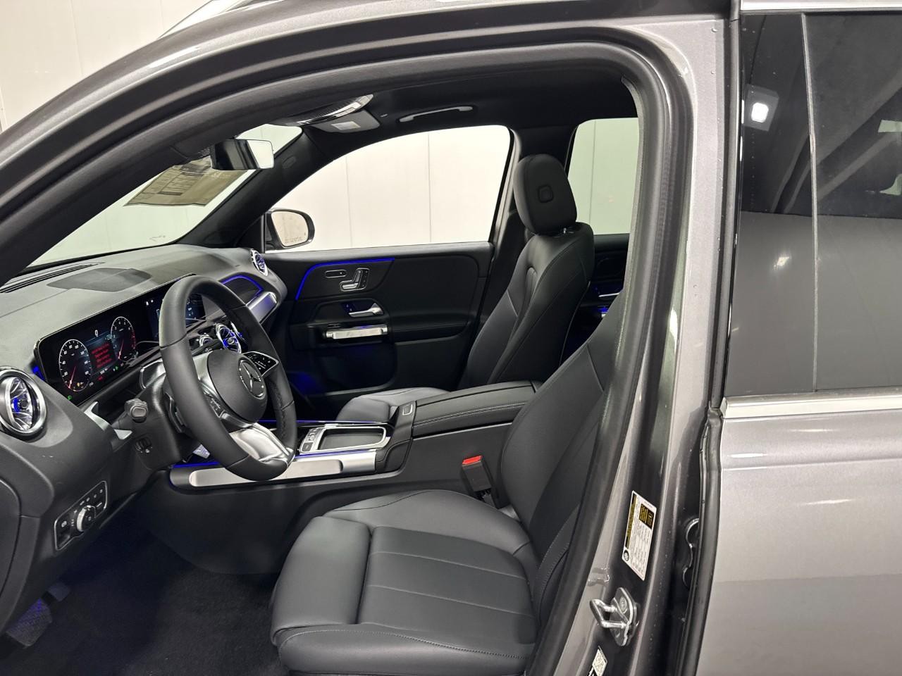 Mercedes-Benz GLB Vehicle Full-screen Gallery Image 28