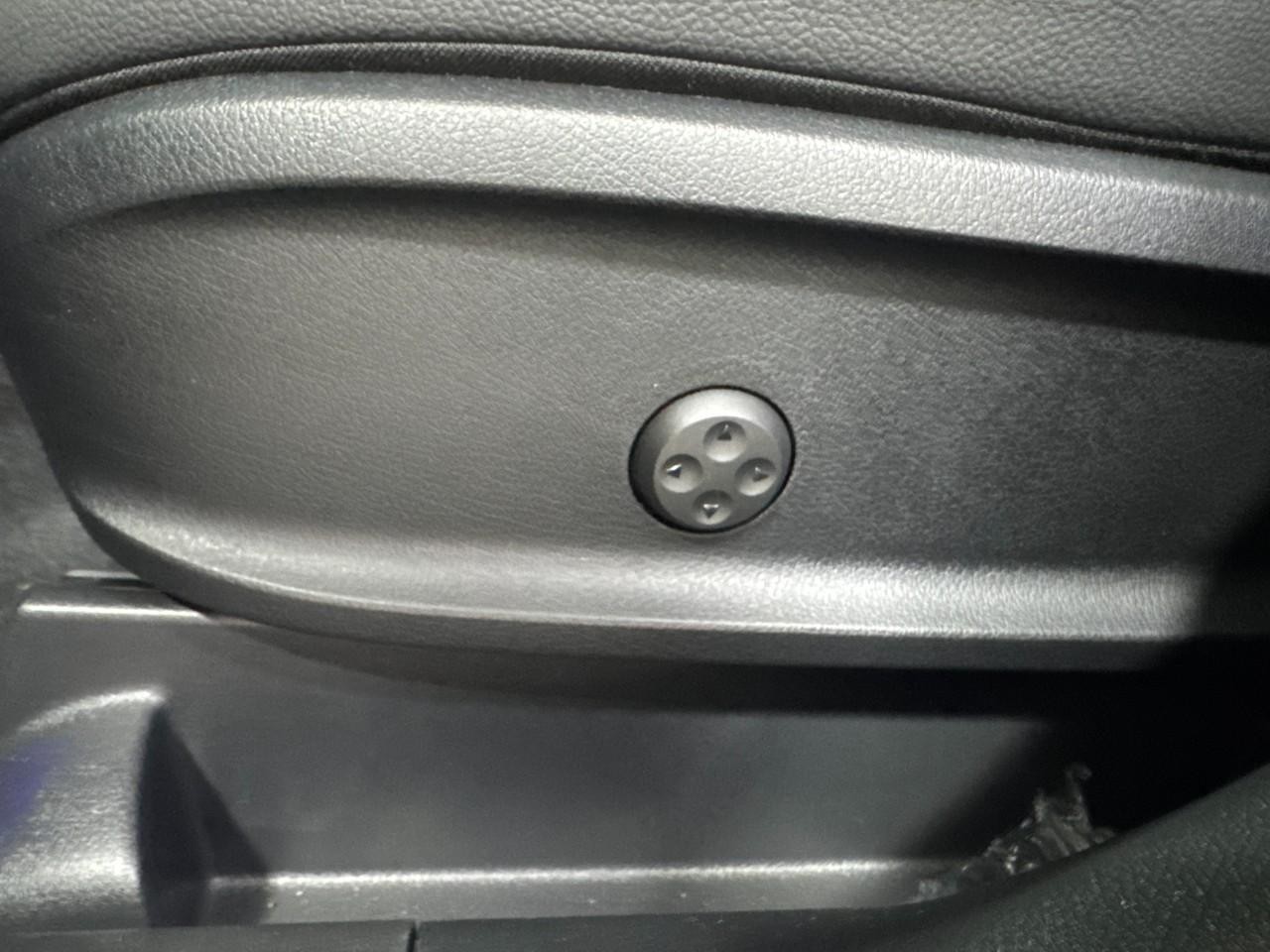 Mercedes-Benz GLB Vehicle Full-screen Gallery Image 30