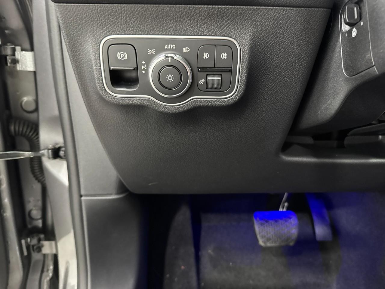 Mercedes-Benz GLB Vehicle Full-screen Gallery Image 31