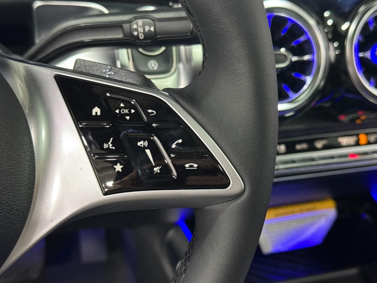 Mercedes-Benz GLB Vehicle Full-screen Gallery Image 33