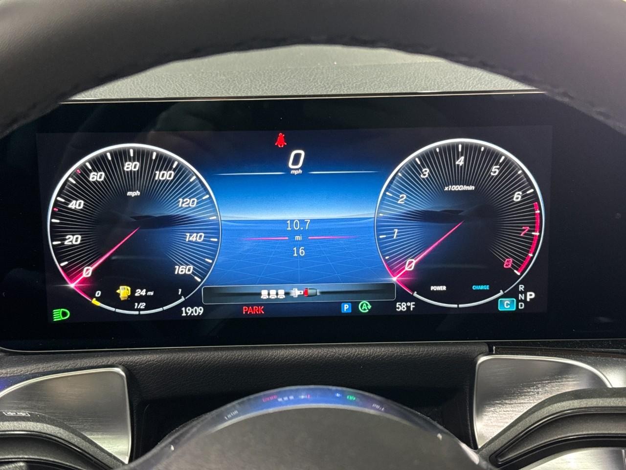 Mercedes-Benz GLB Vehicle Full-screen Gallery Image 34