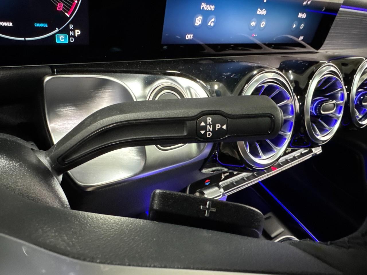 Mercedes-Benz GLB Vehicle Full-screen Gallery Image 35