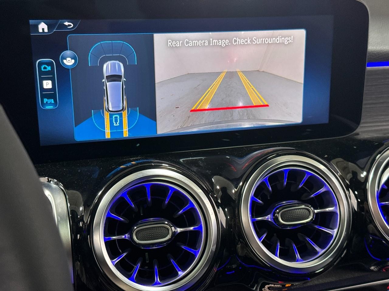 Mercedes-Benz GLB Vehicle Full-screen Gallery Image 36