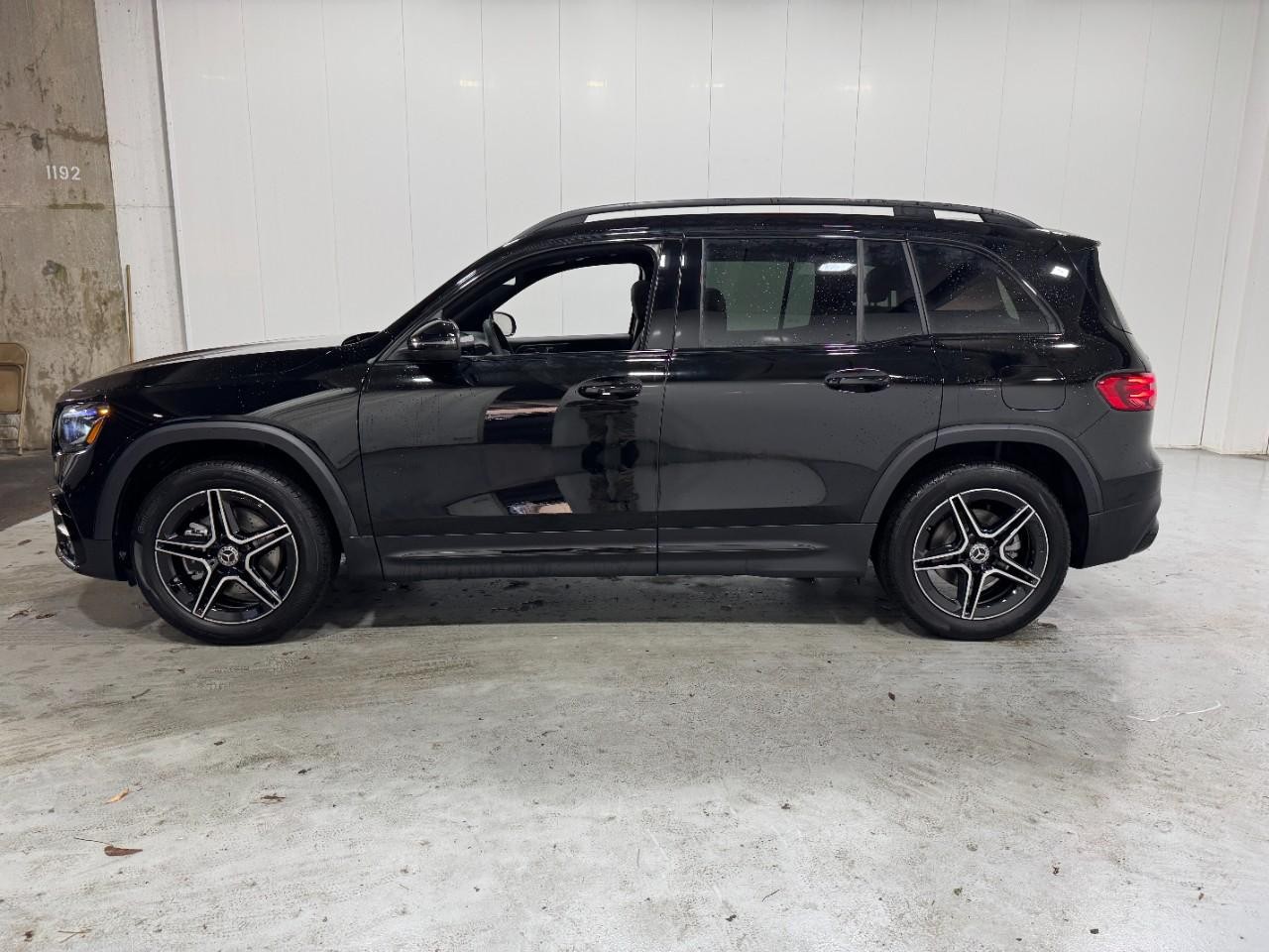 Mercedes-Benz GLB Vehicle Full-screen Gallery Image 2