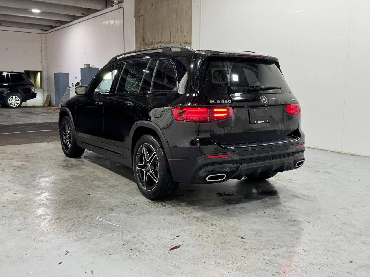 Mercedes-Benz GLB Vehicle Full-screen Gallery Image 3