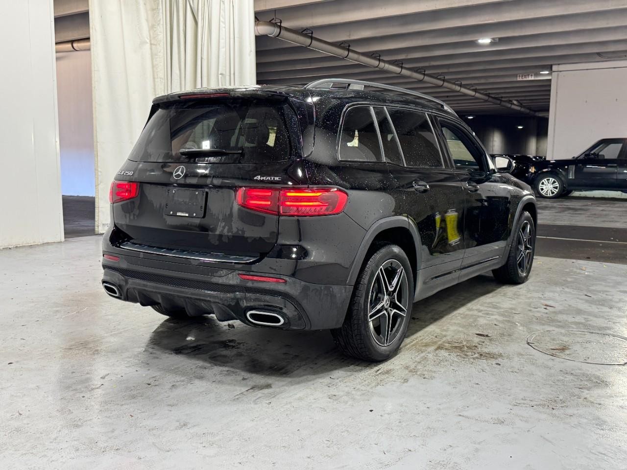 Mercedes-Benz GLB Vehicle Full-screen Gallery Image 4