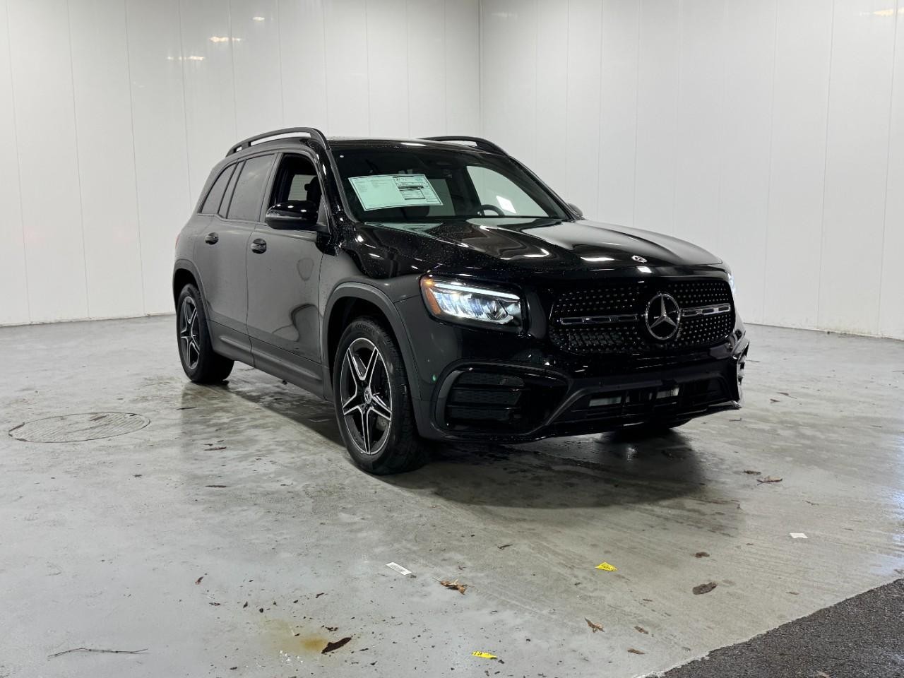 Mercedes-Benz GLB Vehicle Full-screen Gallery Image 6