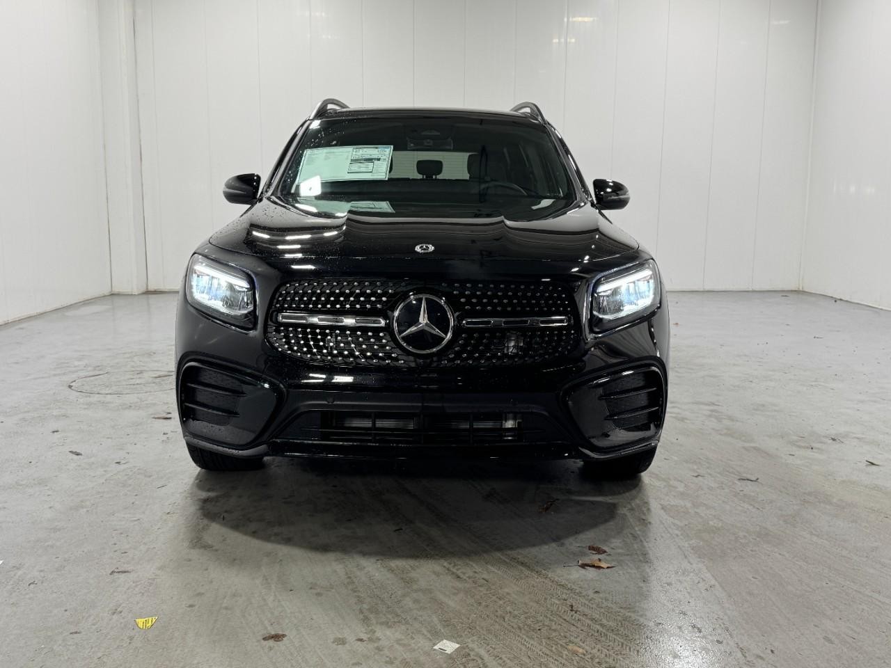 Mercedes-Benz GLB Vehicle Full-screen Gallery Image 7