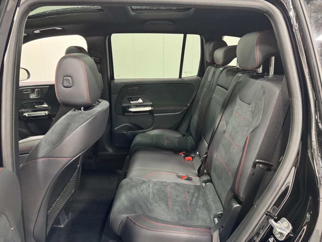 Mercedes-Benz GLB Vehicle Full-screen Gallery Image 8