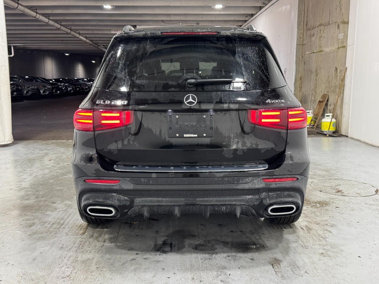 Mercedes-Benz GLB Vehicle Full-screen Gallery Image 9