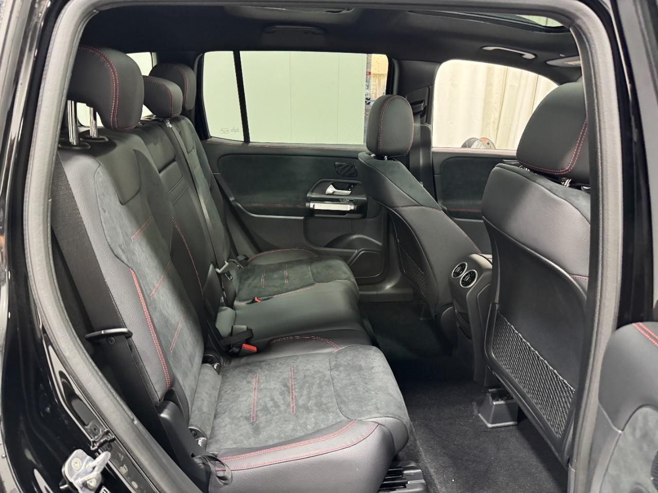 Mercedes-Benz GLB Vehicle Full-screen Gallery Image 10