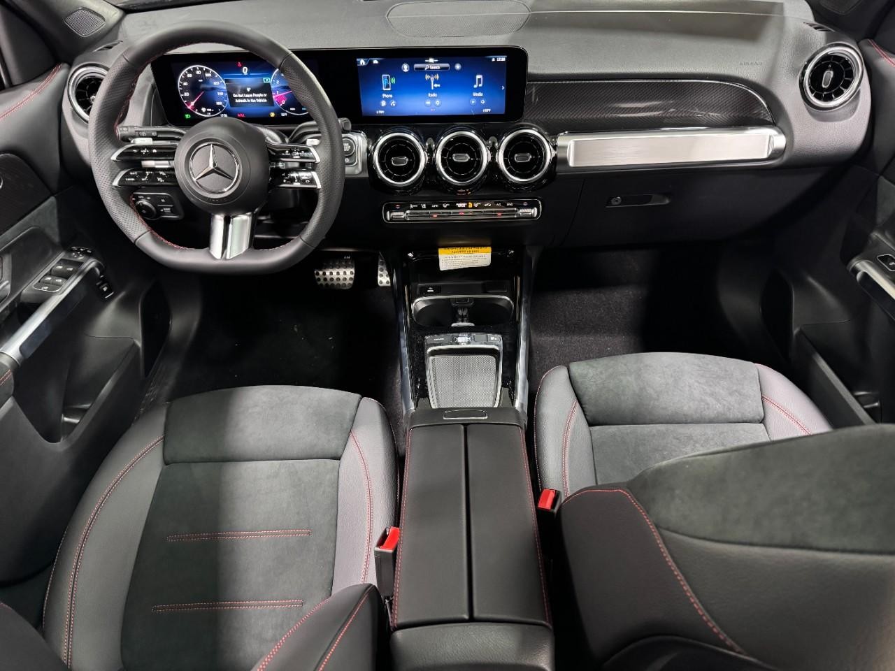 Mercedes-Benz GLB Vehicle Full-screen Gallery Image 12