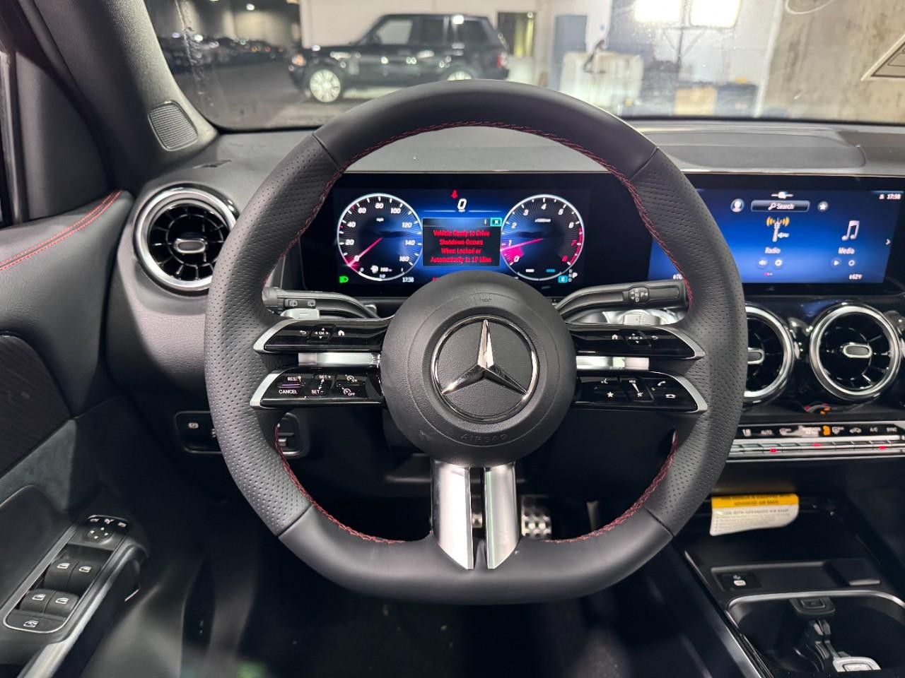 Mercedes-Benz GLB Vehicle Full-screen Gallery Image 13