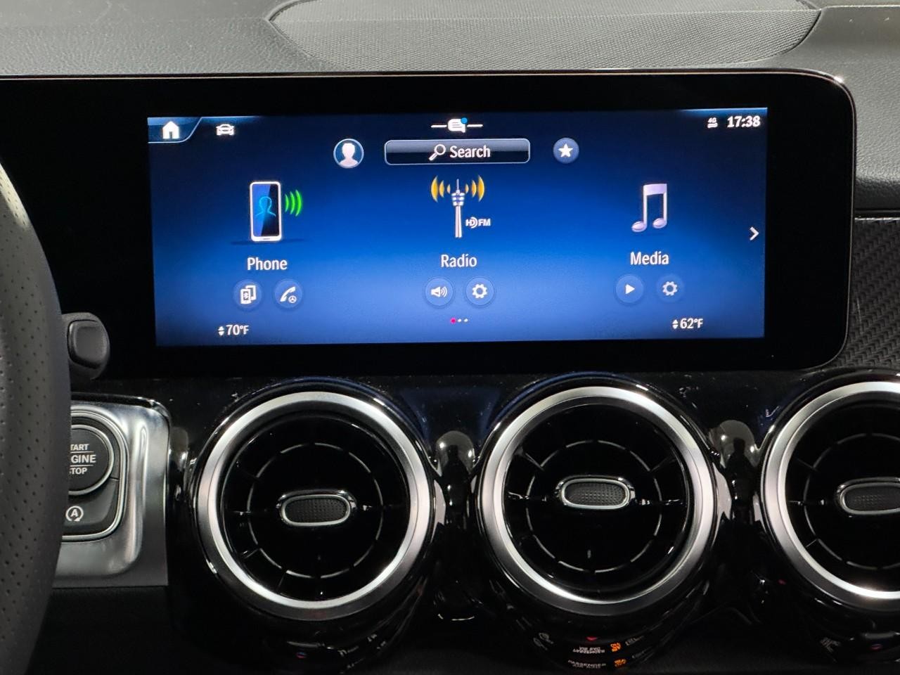 Mercedes-Benz GLB Vehicle Full-screen Gallery Image 14