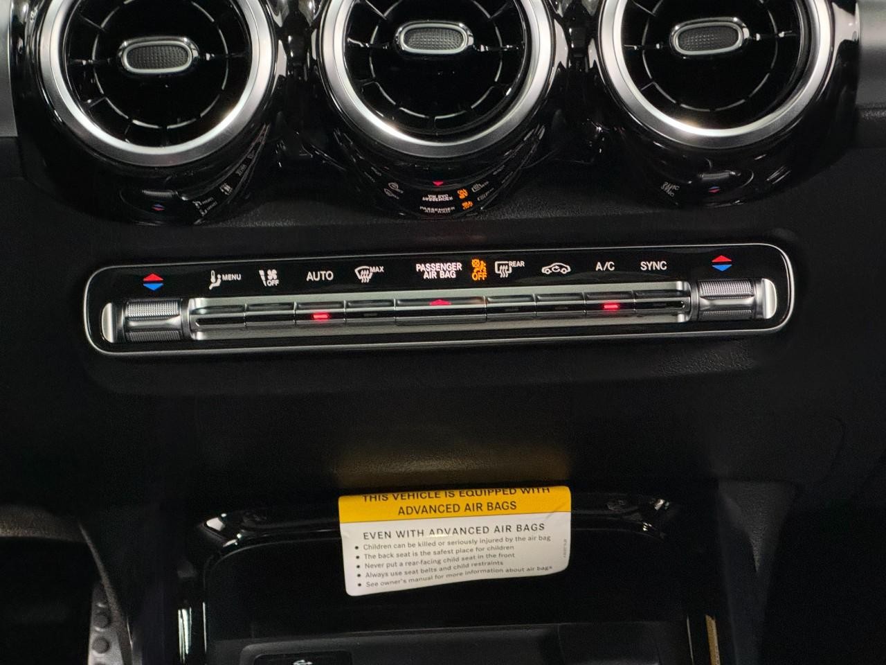 Mercedes-Benz GLB Vehicle Full-screen Gallery Image 15