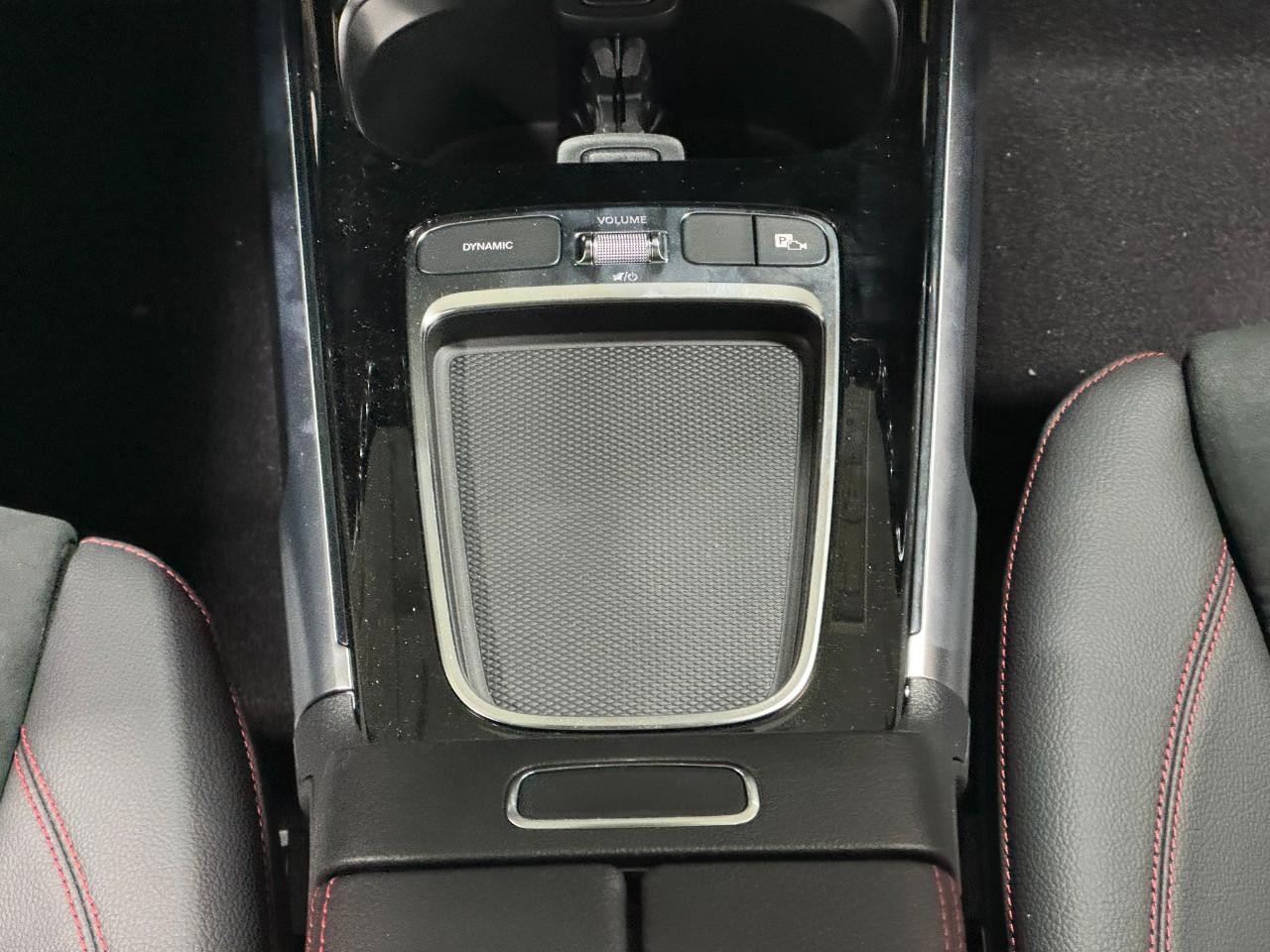 Mercedes-Benz GLB Vehicle Full-screen Gallery Image 16