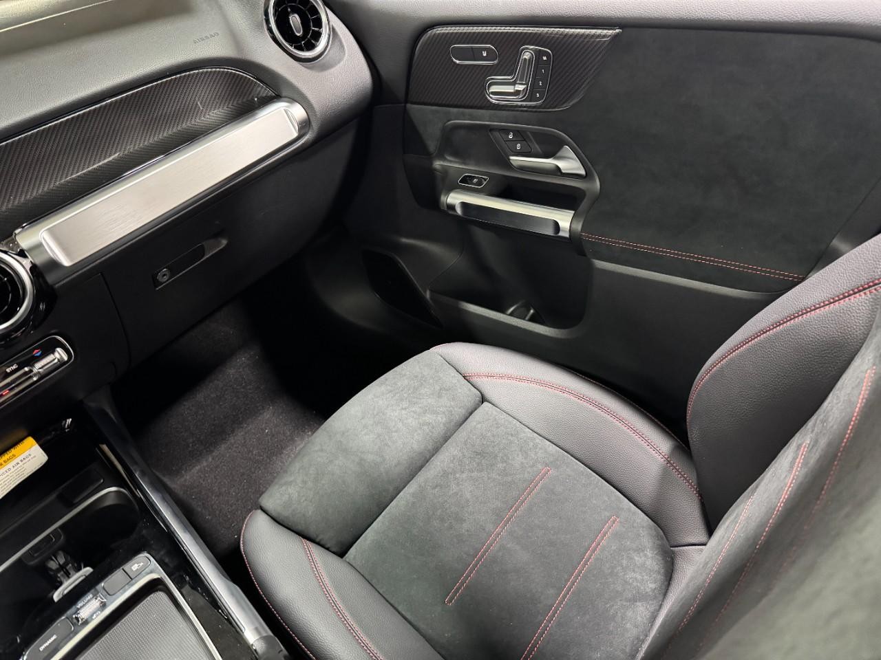 Mercedes-Benz GLB Vehicle Full-screen Gallery Image 17