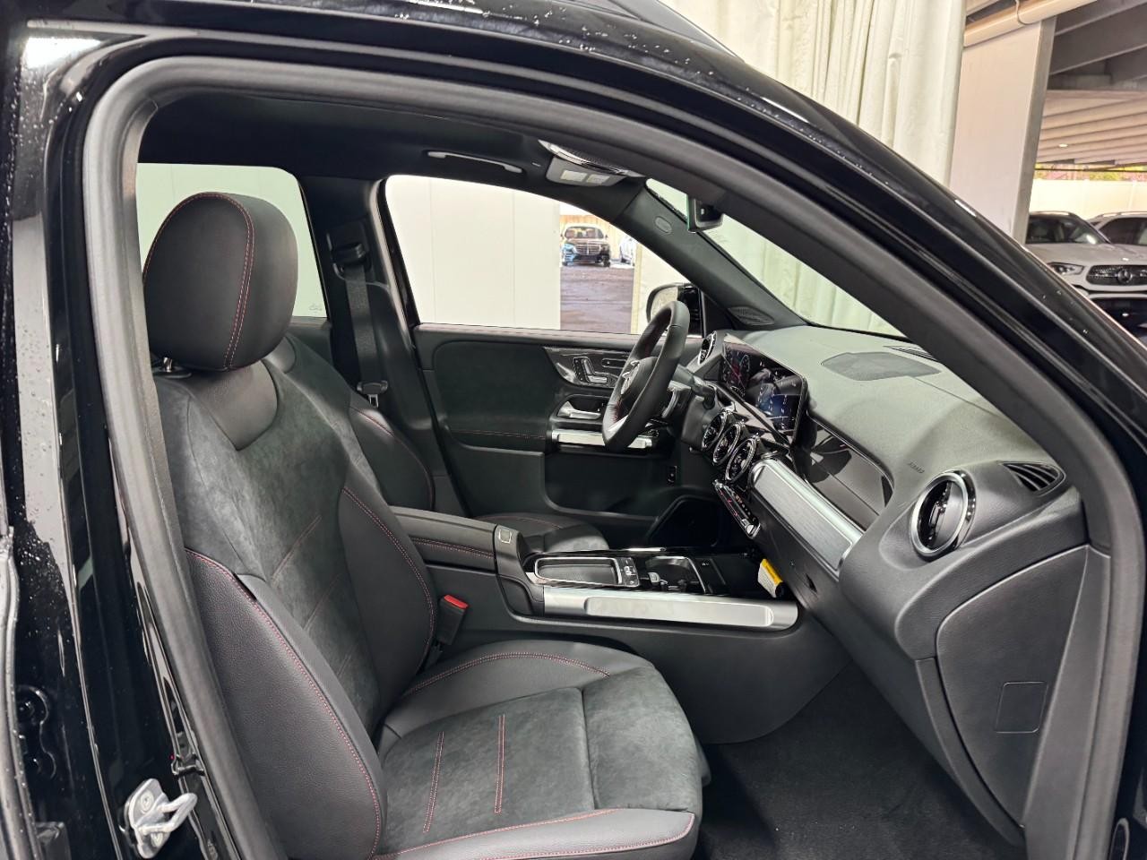 Mercedes-Benz GLB Vehicle Full-screen Gallery Image 18